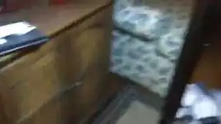 يدخل زبه بحرارة في الكس و ينيك زوجته خلفيا