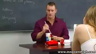 طالبة الجامعة الصهباء ذات الشعر الأحمر تمارس الجنس مع المعلم الممحون