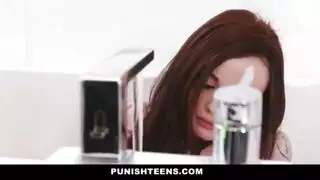 أبوها يضبطها تستمني ويعاقبها بالنيك الساخن والعنيف