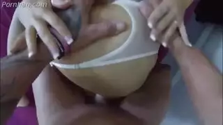 شاب ديوث يرى امه السمينة العارية نائمة يتحرش بها يسخن و يركب كسها