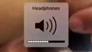 على ركبتيها نائب الرئيس على الثدي مجنون