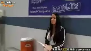 المدرب يقسو على فرقة كرة السلة للفتيات