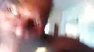 فتحة الديك الأبيض ، تبدو جيدة أثناء مص شقراء لطيف على الديك ضخمة