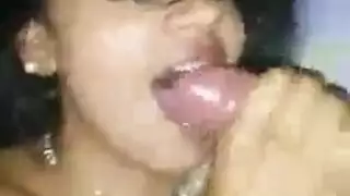 نشرت لاتينا مفلس ساقيها مفتوحة على مصراعيها لرجل أسود يحبها كثيرًا