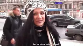 فتاة لطيفة مع الحمار لطيفة