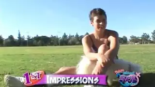 يخسر في العبه يقدم زوجة