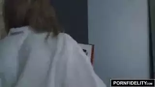 المرأة ذات الجلد الناعم تتطلب الكثير من المتعة في مهبلها