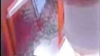 فتاة عربية تشرب البيرة على السرير