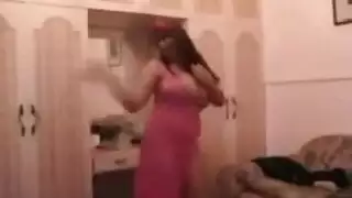 ينيكها هي وامها بقميص نوم