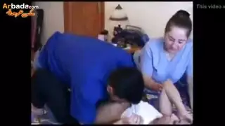 الابن يمتع امه وخالته عرينين في اوضه النوم بطياظ تخينه بيهيج عليهم