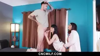 أفضل طريقة للتواصل مع ابن زوجها الجديد هي اتباع تقاليد الاستخدام الحر في المنزل