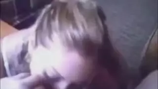 بنت تقعد على عير ابوها في الصاله