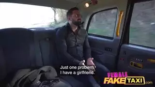 لا يمكن أن تقاوم جبهة مورو مفلس للعب مع ثديها الهائل في المقعد الخلفي