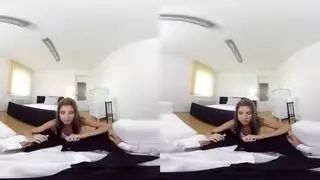 الغرف خلصت فالضطر للنوم معها