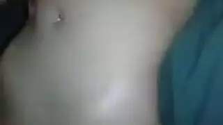 مثير في سن المراهقة يظن على السرير مقعد جانبي.