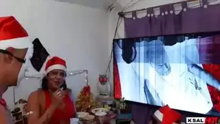 سانتا كلوز داني هوت يحصل على اثنين من الديوك الرومية في عيد الميلاد ويأخذه أصدقاؤه لدفع الديك الرومي بقوة في بوسها