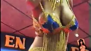 فتاة عربية عارية من السودان، تظهر جسدها وتلعب مع بوسها على عرض الرقص العربي في