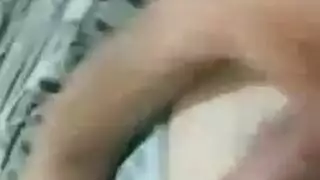 من المؤكد أن الرجل الذي يعمل في المكتب سعيد بوجود صديقة آسيوية ساخنة تحب البيتزا