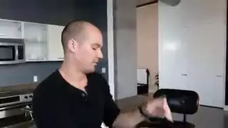 زوجين شابين يتناوبان على بطانية الديك ضخمة سخيف