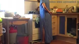 خادمة مسلمة تركية تتيح لرئيسها قرنية أن يمارس الجنس معها في المطبخ