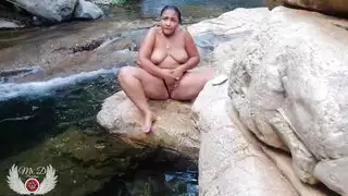 شاهد بينيلوبي أولسن في هذه المجموعة الاستعراضية البرية في الهواء الطلق، وتومض بزازها الطبيعية وكسها الرطب في الشوارع والطرق العامة