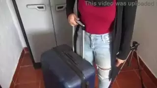 مهاجرة تركية مسلمة تصاب بالصدمة عندما يطلب منها رجل بريطاني أن تتبول من كسها المشعر