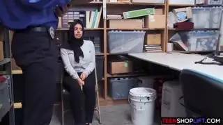 مراهق عربي بزاز كبيرة تم القبض عليه وهو يسرق من قبل الأمن