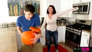 قصص سكس محارم ام وصديقتها تنيك ابنها بعد الغداء احلى سكس محارم